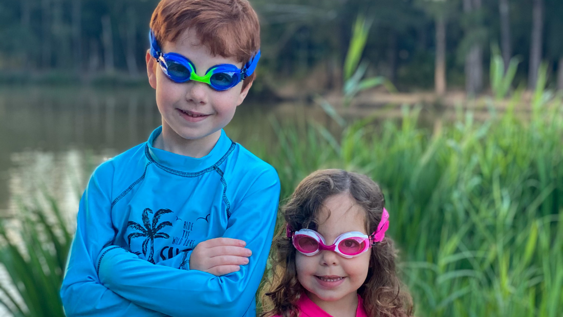 swim goggles swimming underwater in a swimming pool. Comfortable swim goggles for swim lessons. 100% UV protection for backyard swimming pool. Best goggles for boys. Girls swim goggles. Frogglez Goggles. 