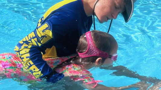 3 things to look for in a swim instructor. Best swim goggles. Goggles that don't leak. Won't pull hair. Best goggles for Swim lessons. 